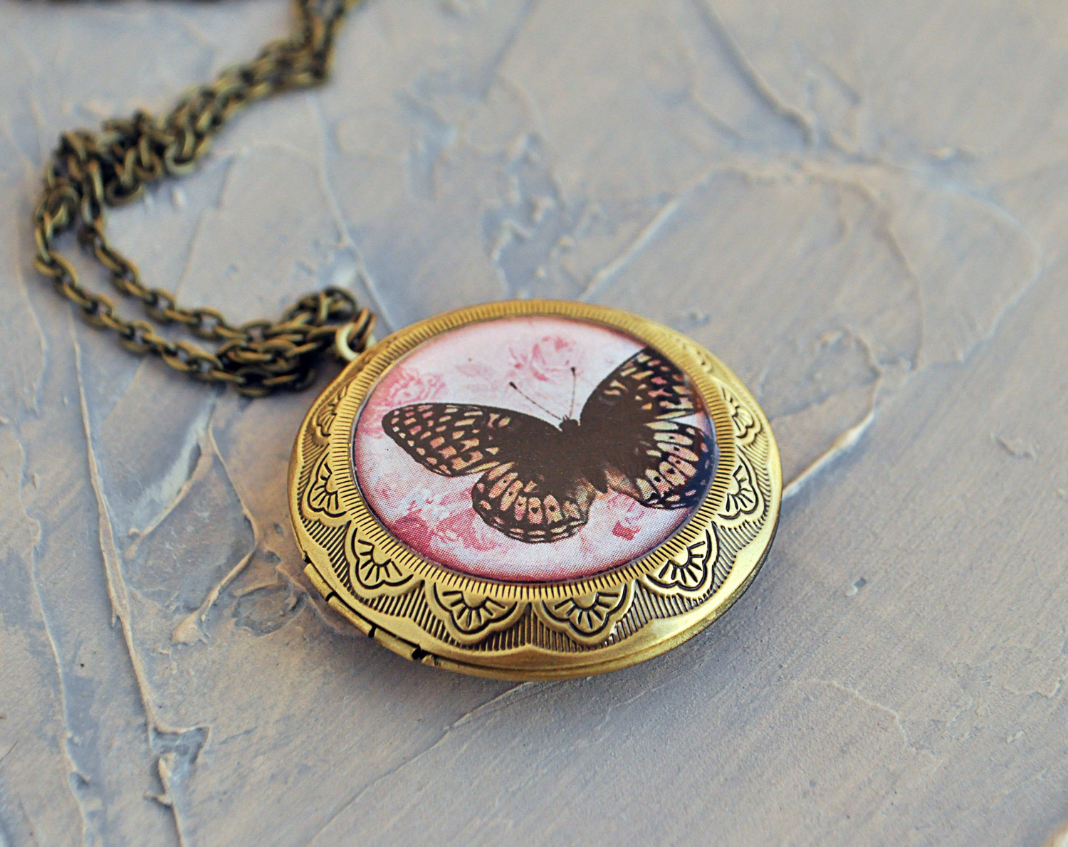 бабочка - медальон на цепочке