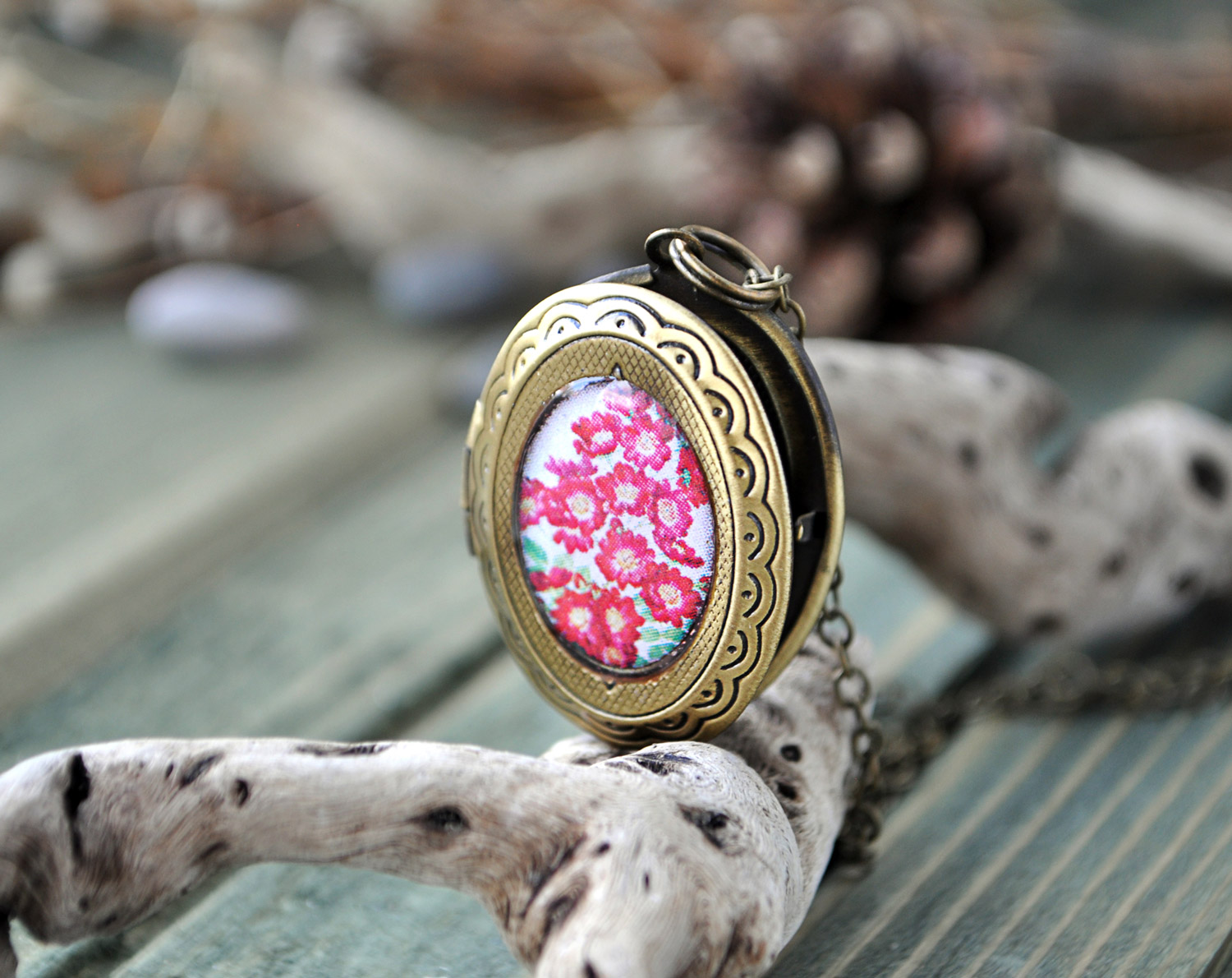 Красные цветы - медальон на цепочке