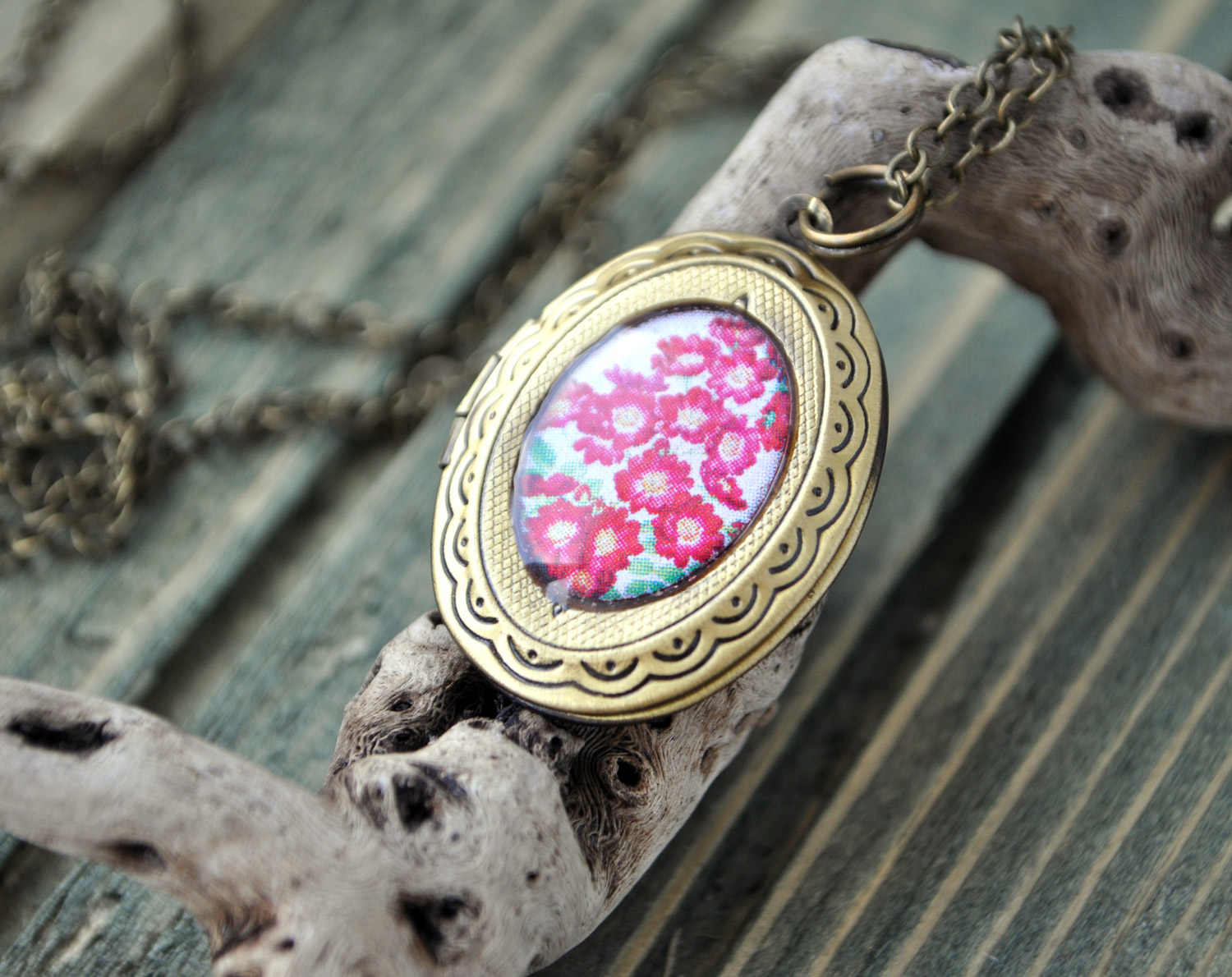 Красные цветы - медальон на цепочке