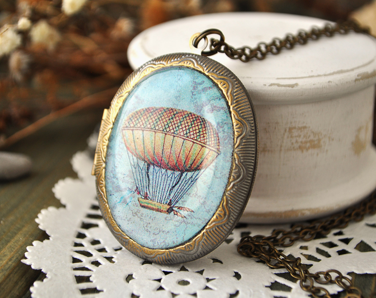 Дирижабль - медальон на цепочке