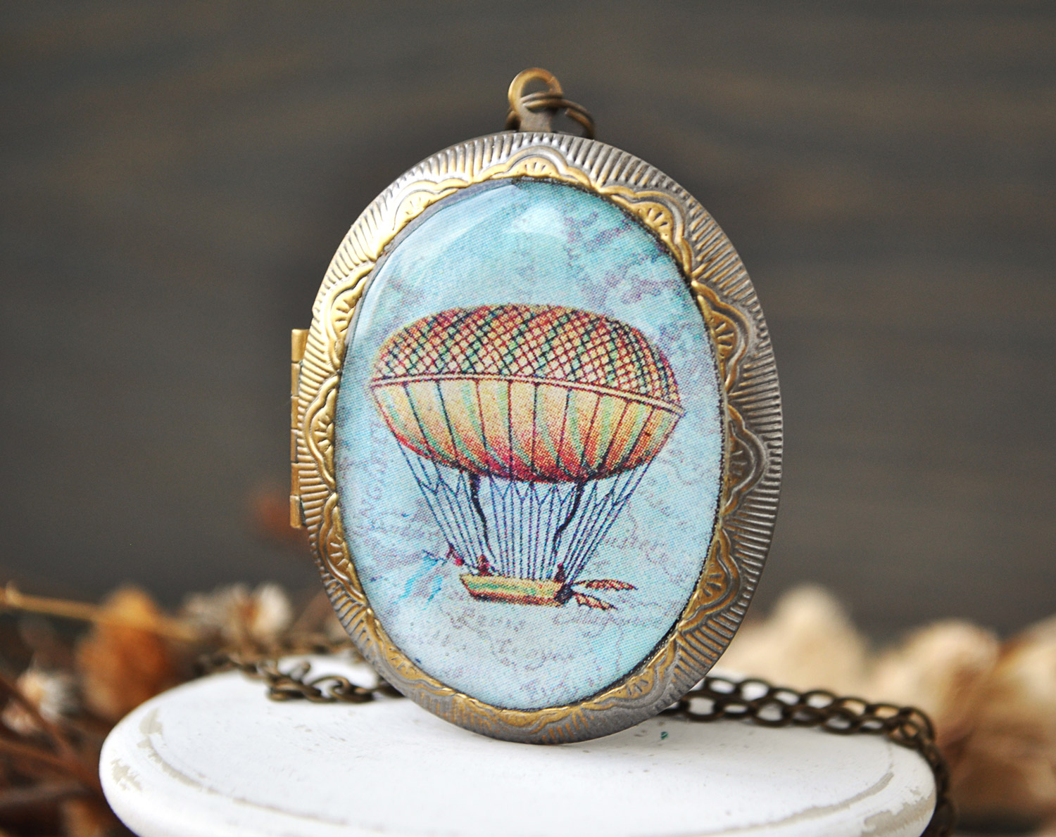 Дирижабль - медальон на цепочке