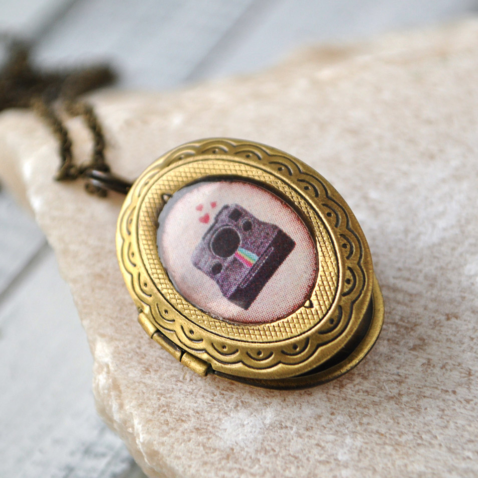 Полароид - медальон на длинной цепочке