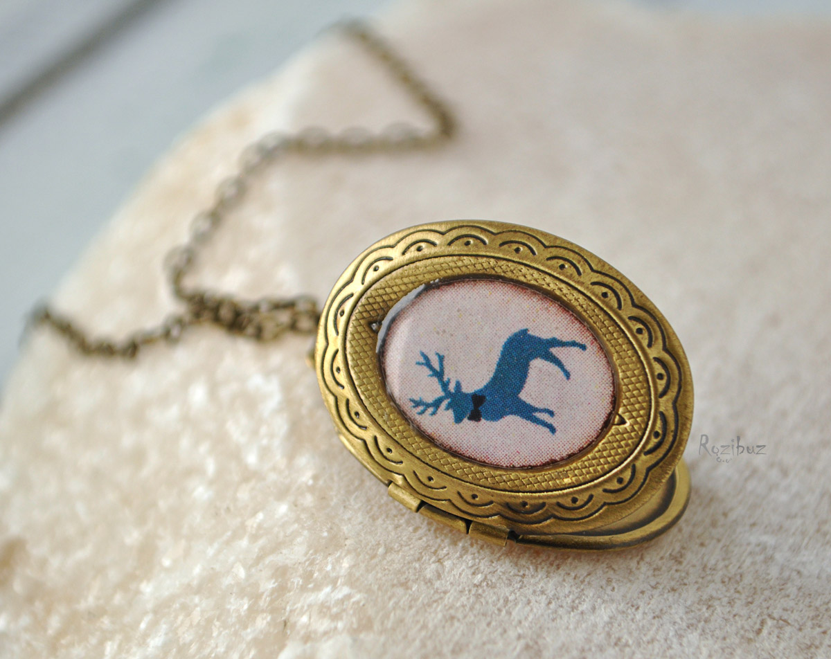 Олень в бабочке - медальон на цепочке