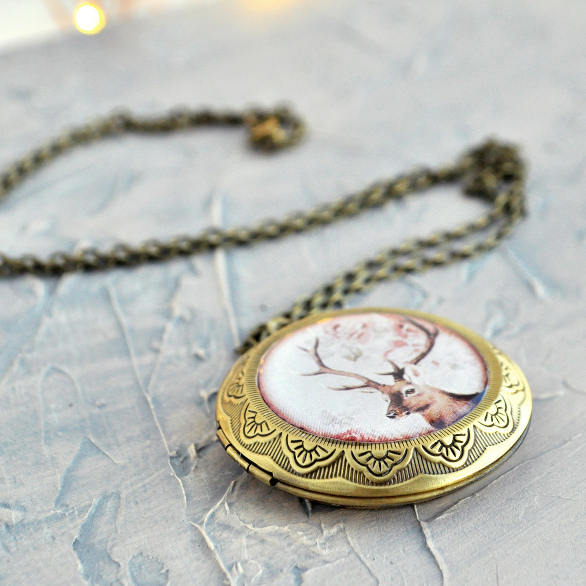 Олень в цветах - медальон на цепочке