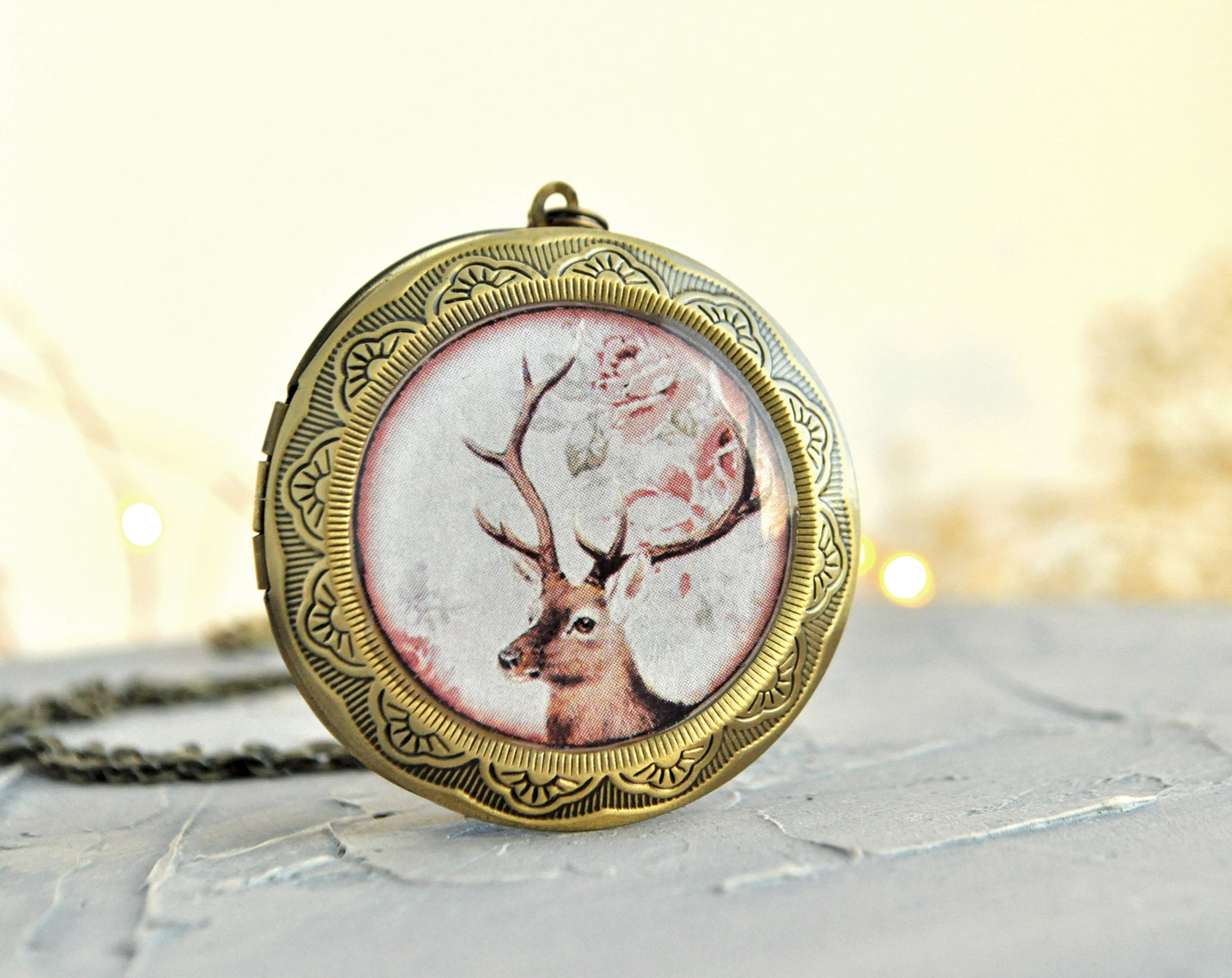 Олень в цветах - медальон на цепочке