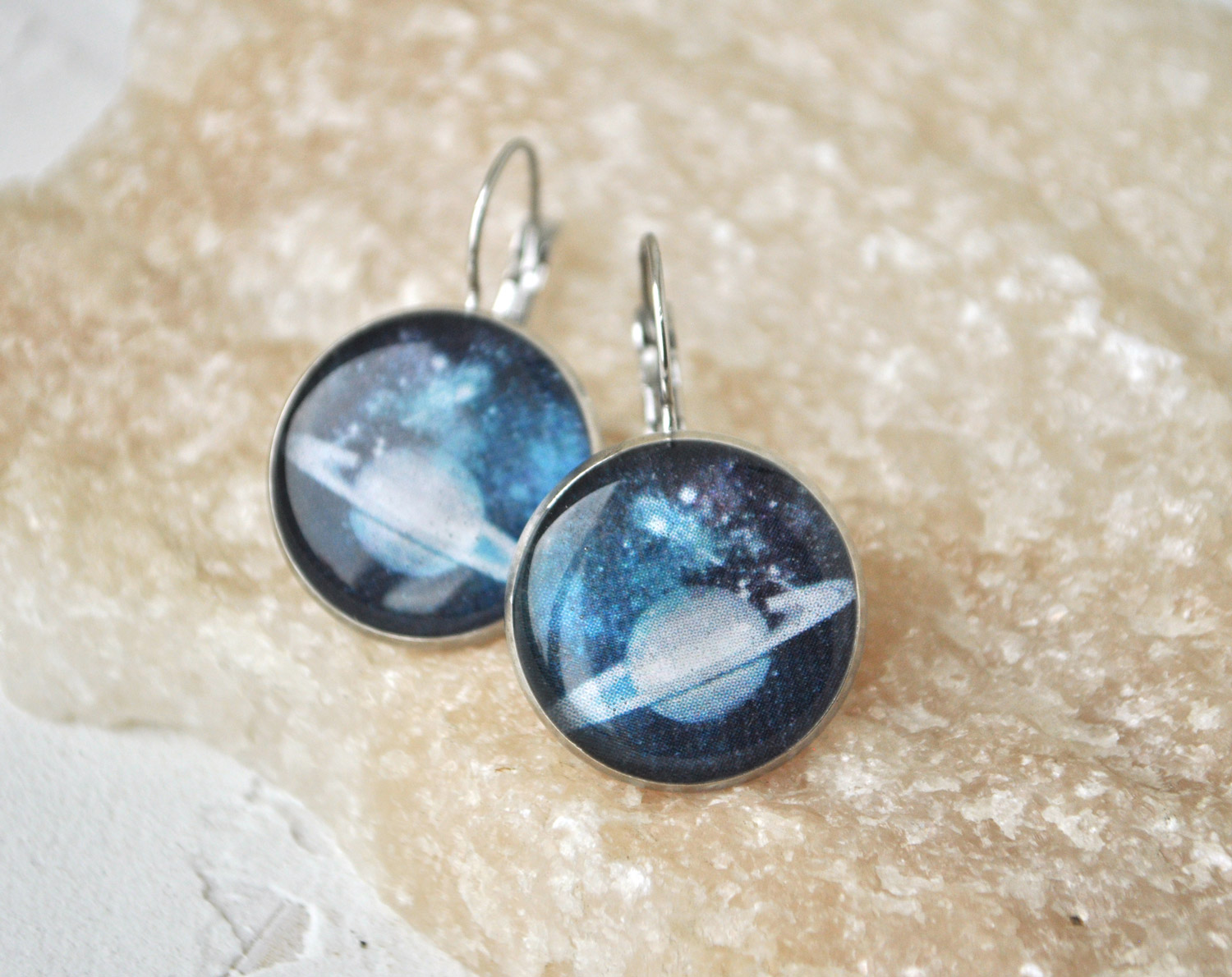 сатурн - небольшие серьги в оправе с застежкой