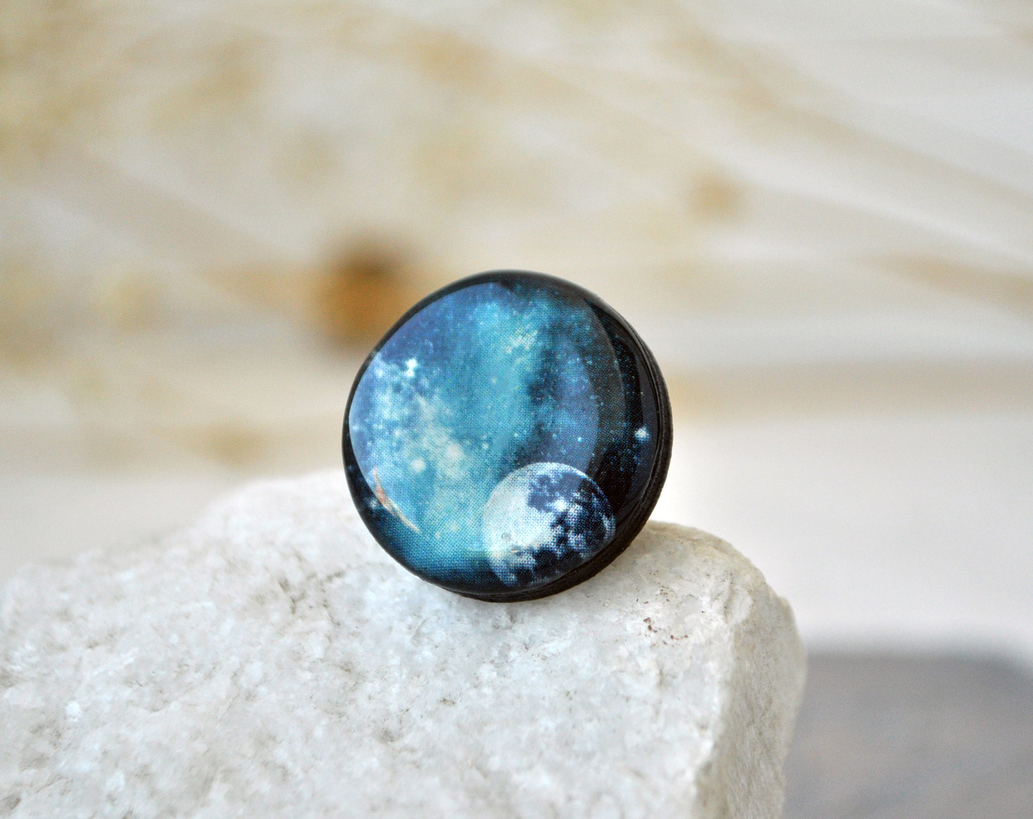 Луна и туманность - деревянное круглое кольцо