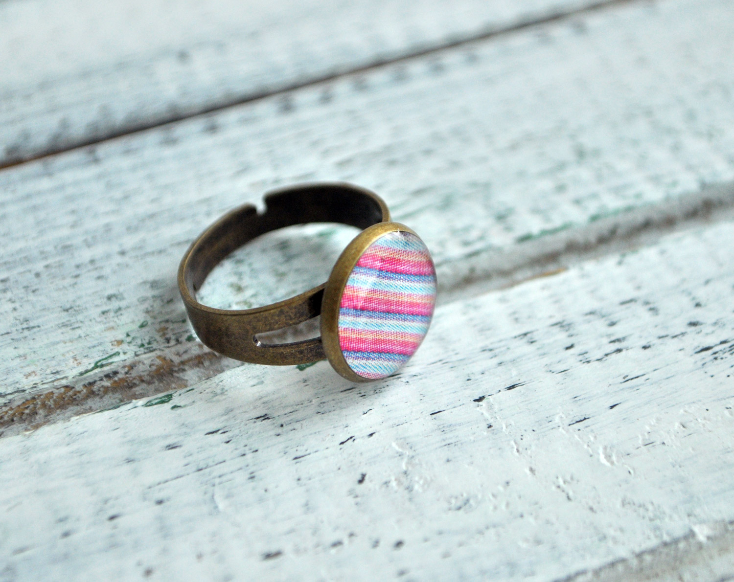 Полосатая пастель - круглое кольцо в металлической оправе