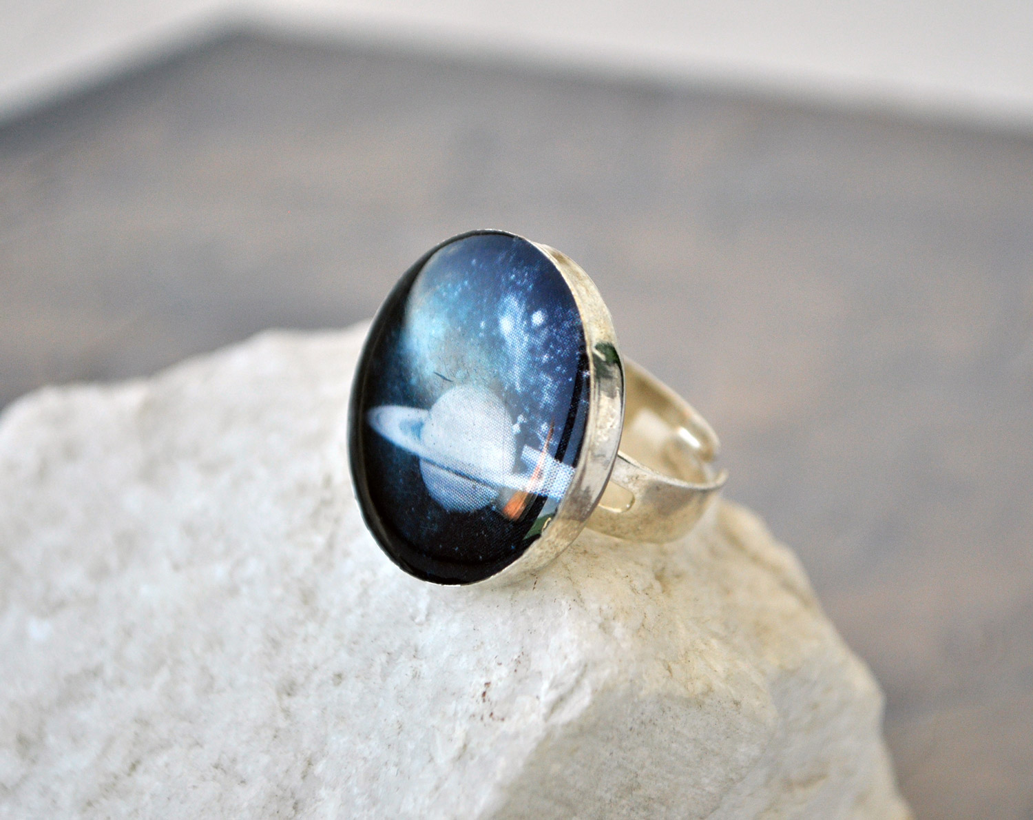 Сатурн - круглое кольцо в серебристой оправе