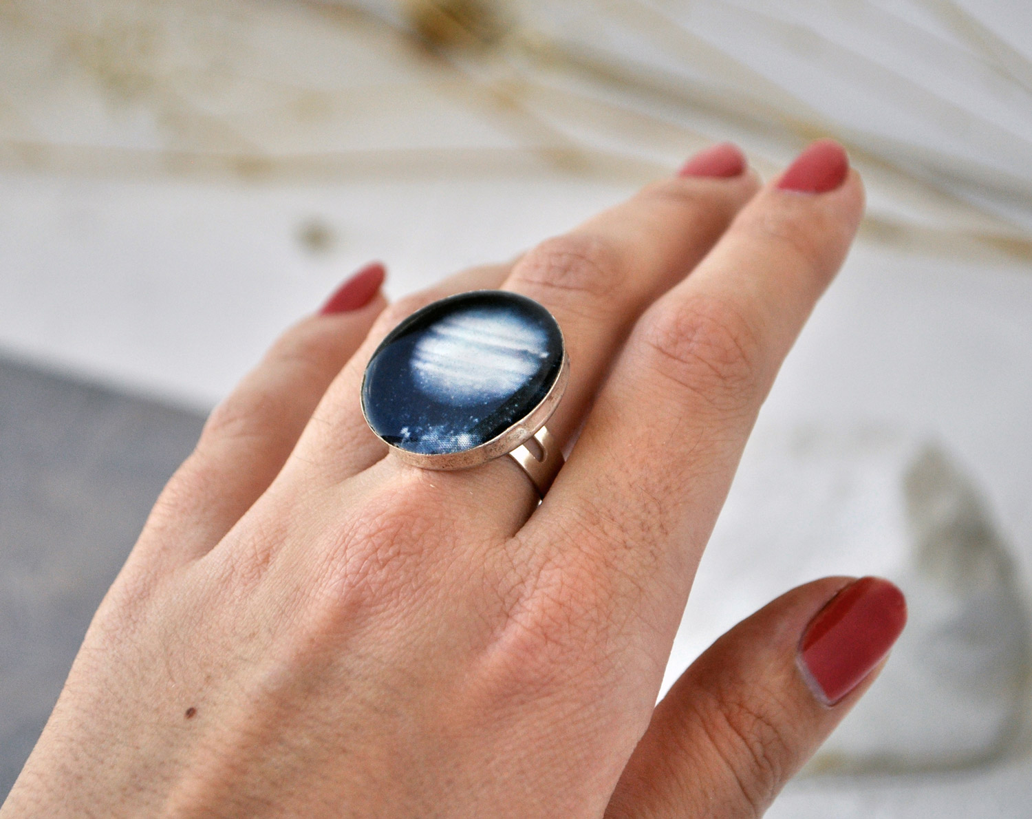 Юпитер - круглое кольцо в серебристой оправе