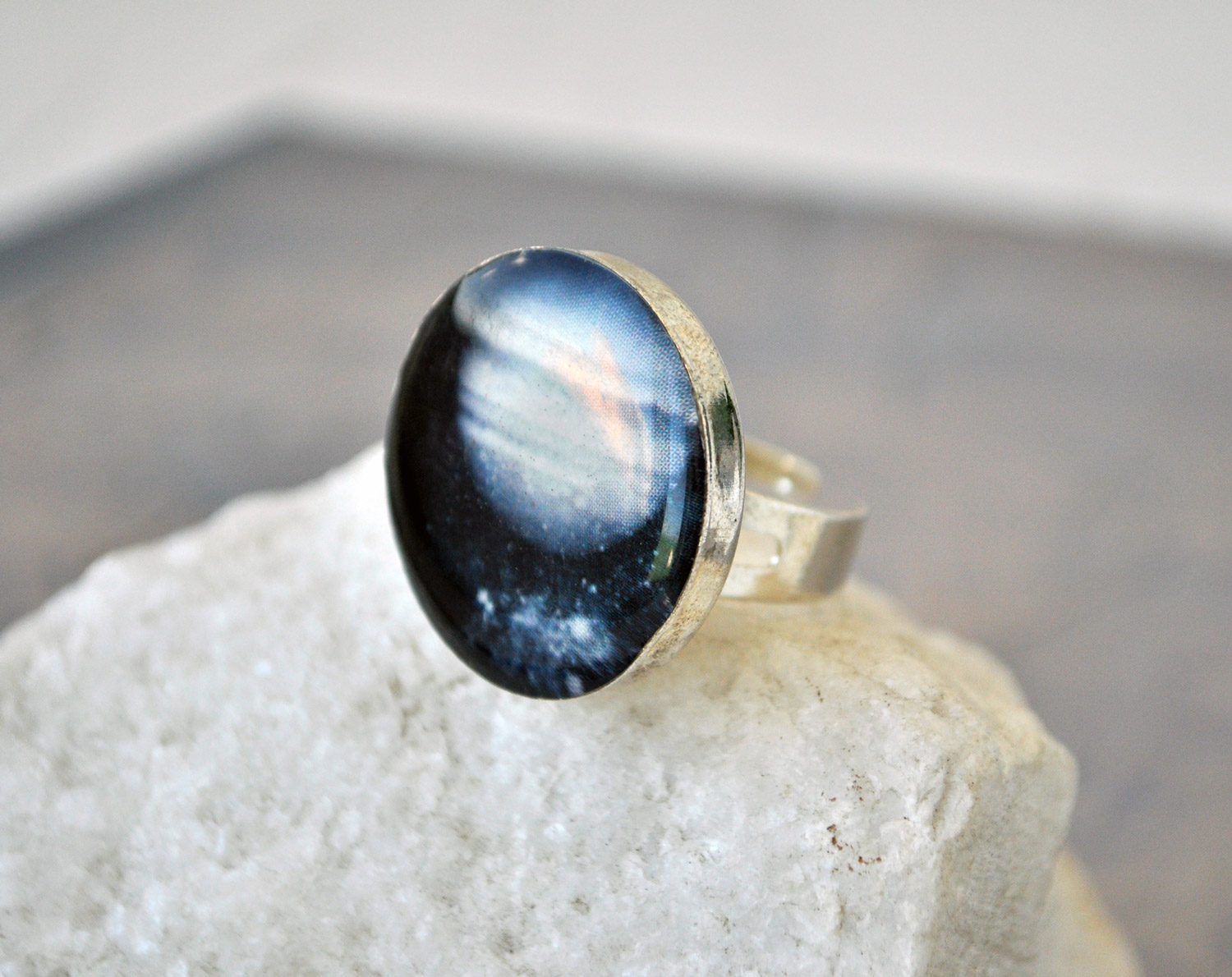 Юпитер - круглое кольцо в серебристой оправе