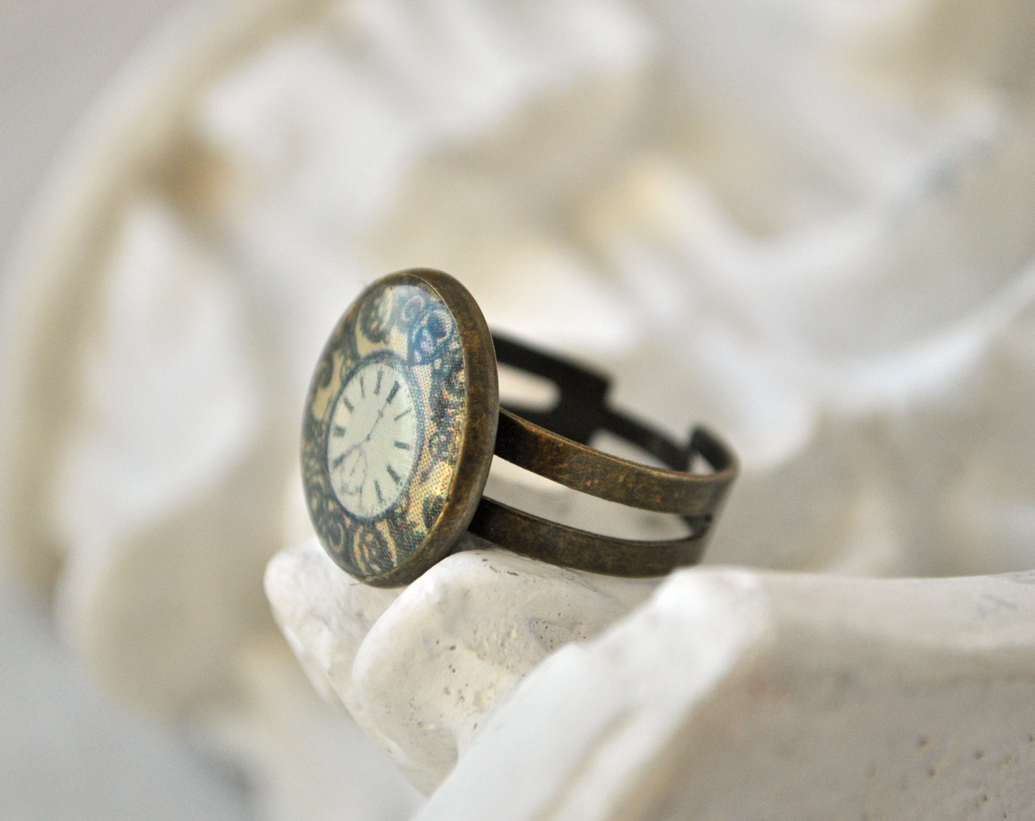 Часы - кольцо в металлической оправе