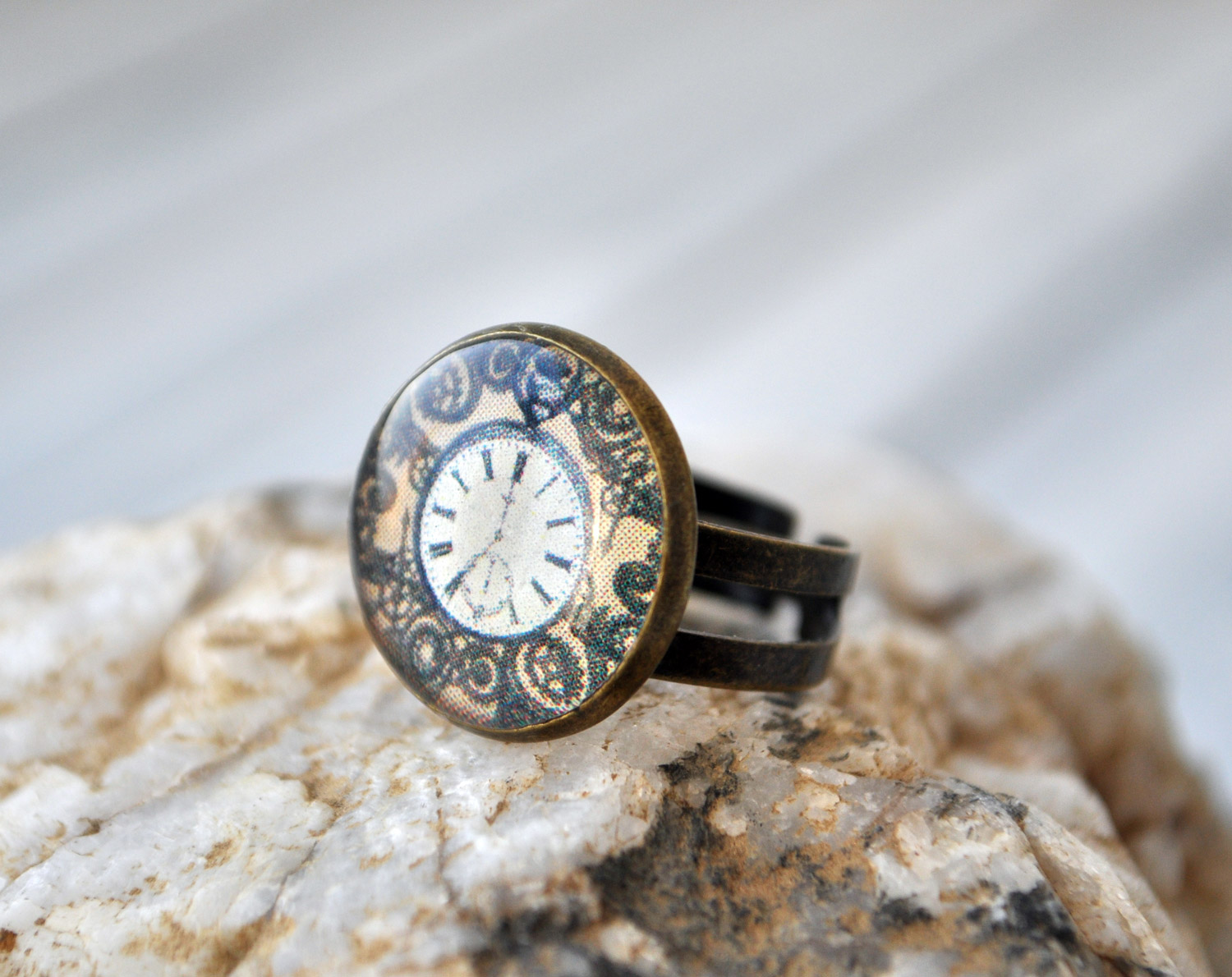 Часы - кольцо в металлической оправе