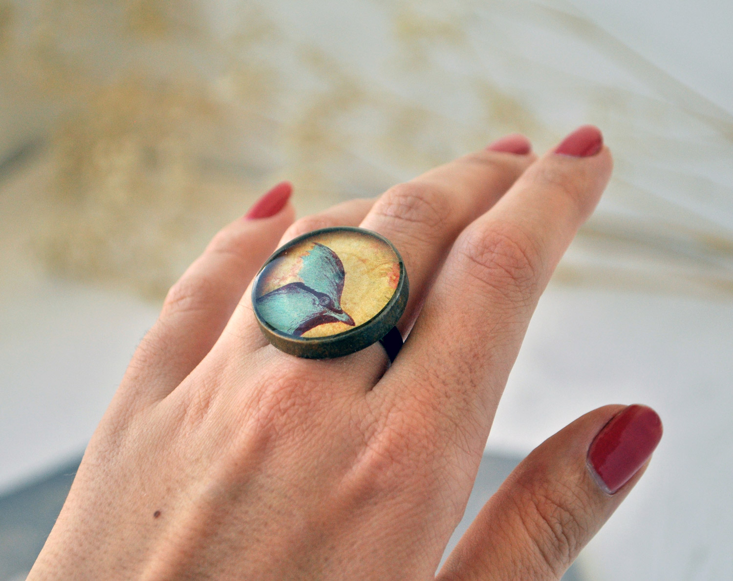 Свиристель - круглое кольцо в металлической оправе