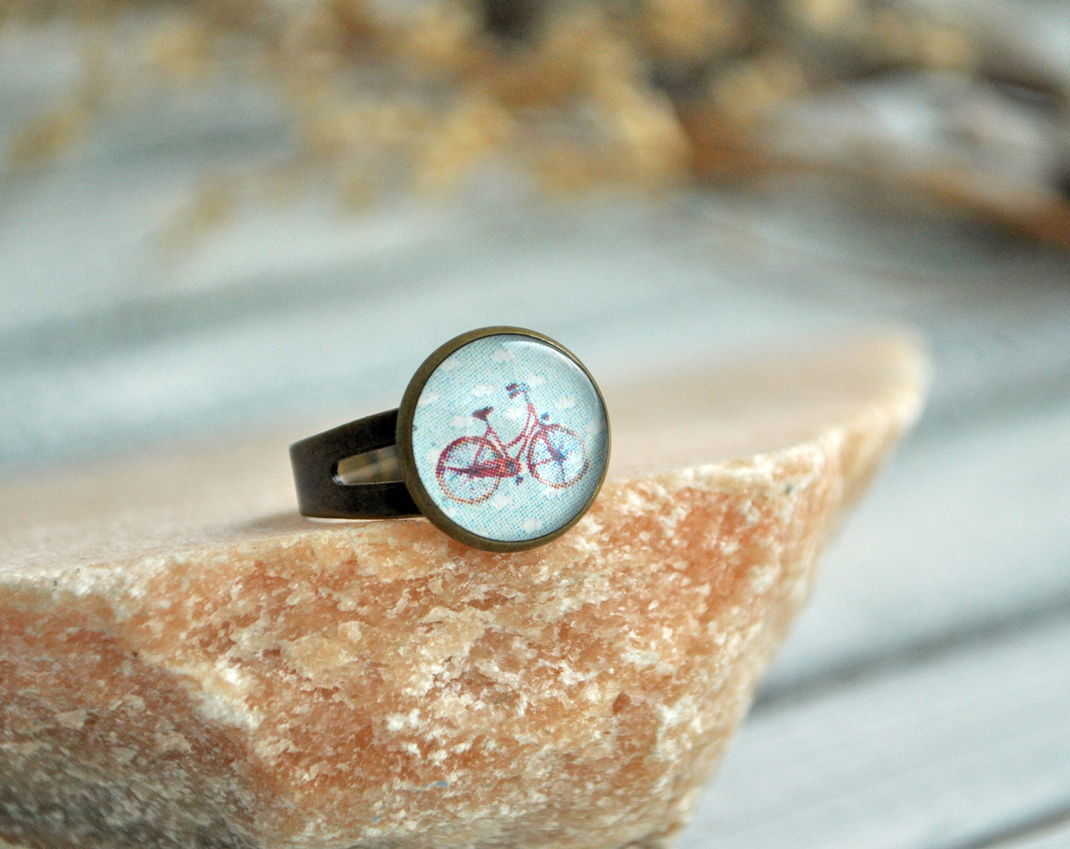 Велик в облаках - круглое кольцо в металлической оправе