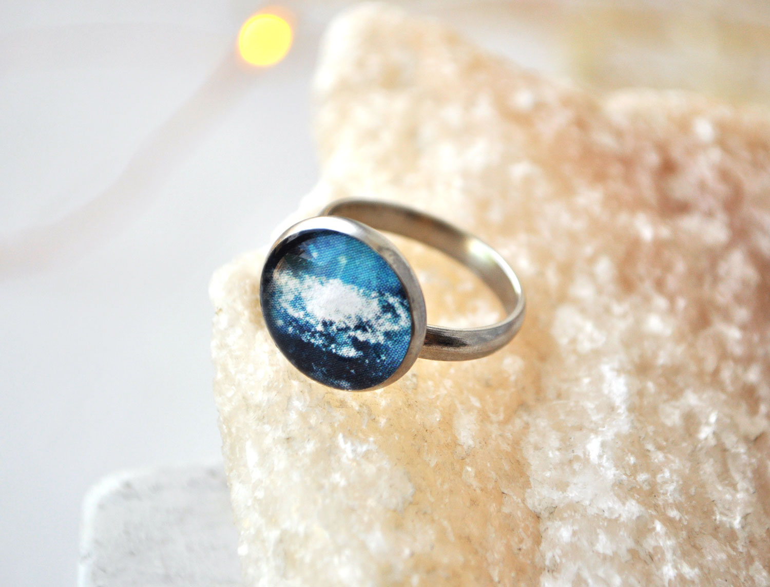 Спиральная галактика - круглое кольцо в серебристой оправе