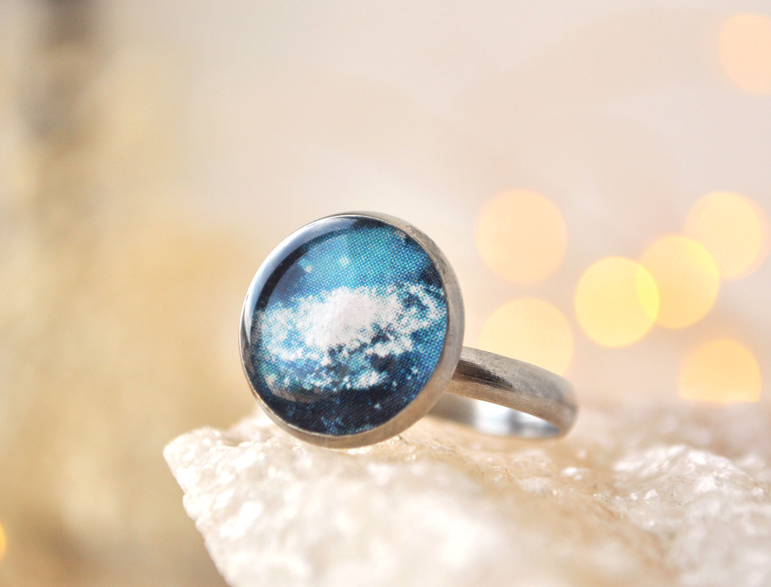 Спиральная галактика - круглое кольцо в серебристой оправе