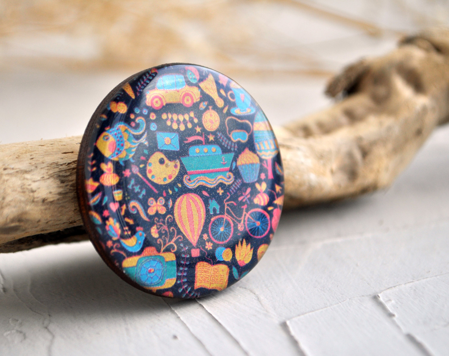 Все что я люблю - брошь деревянная