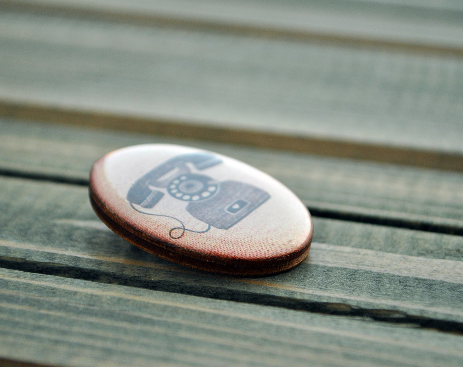 Телефон дисковый - брошь деревянная