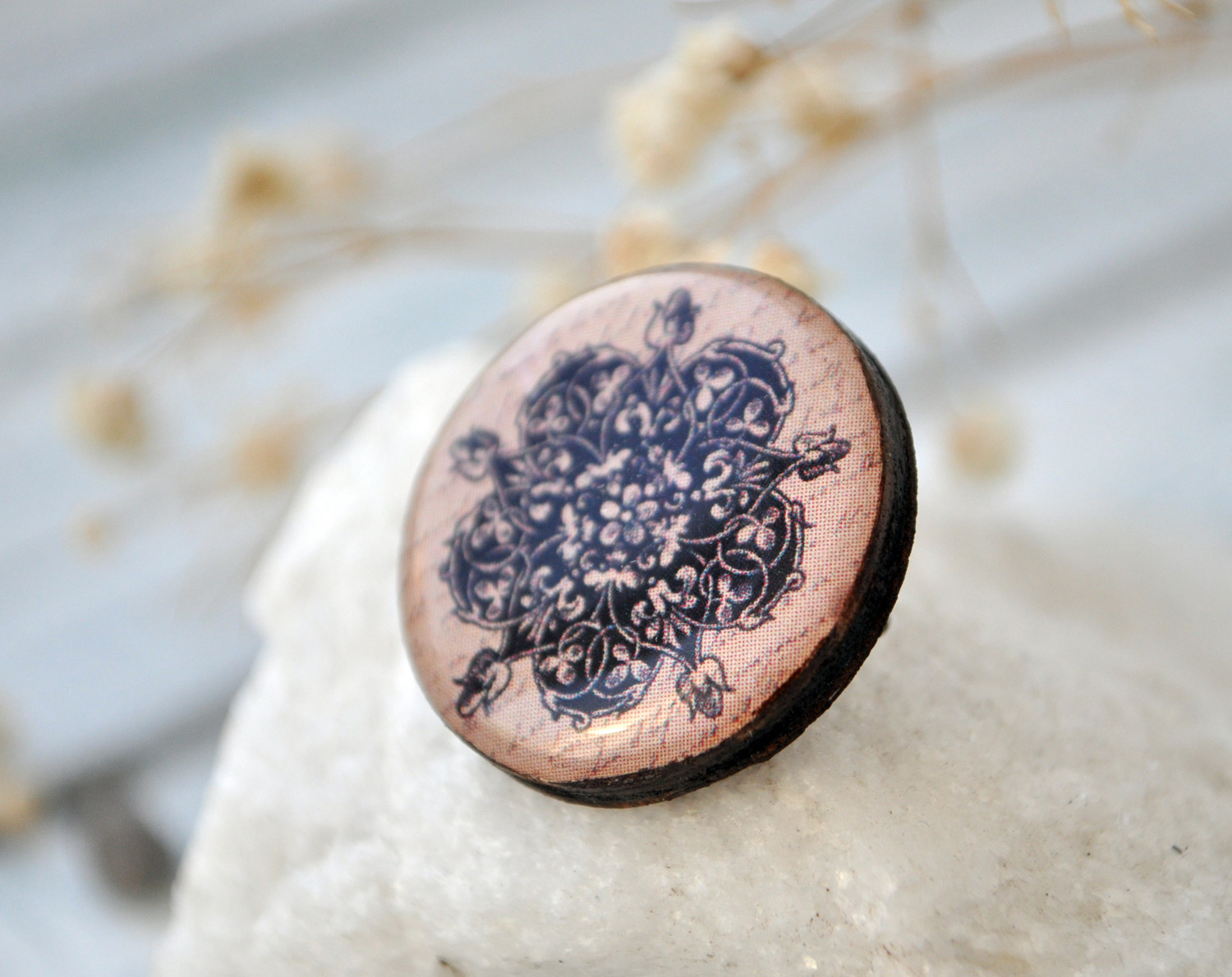 Цветочная вязь - брошь деревянная