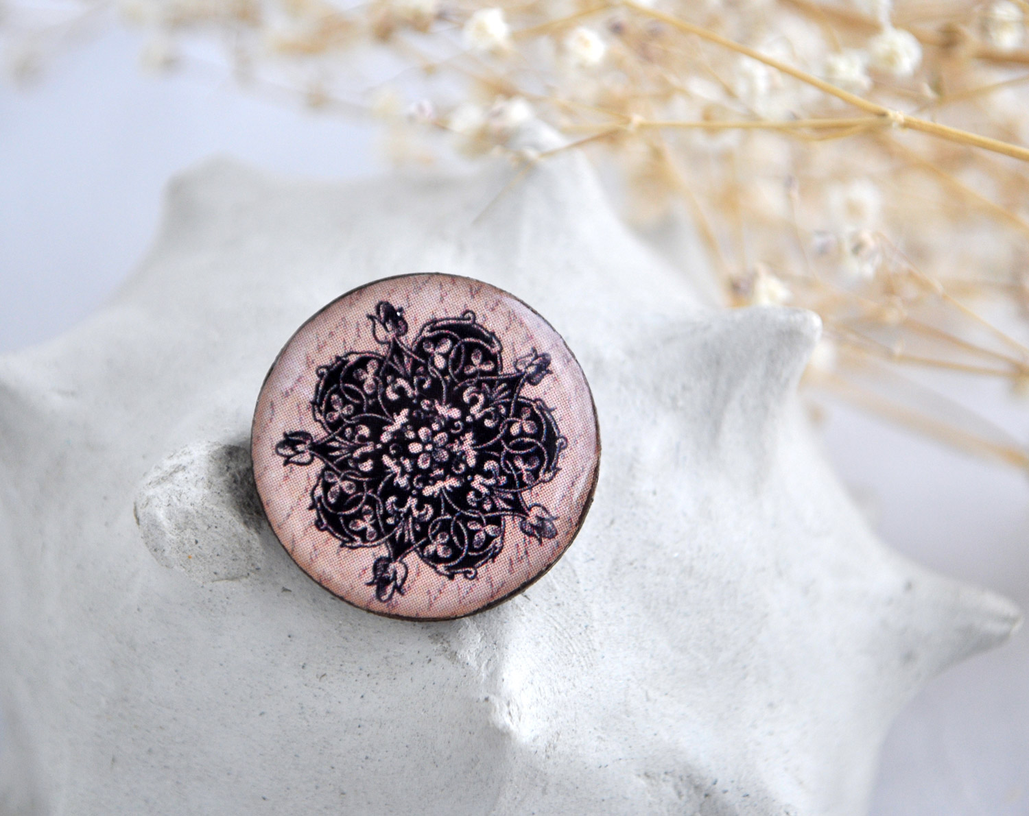 Цветочная вязь - брошь деревянная