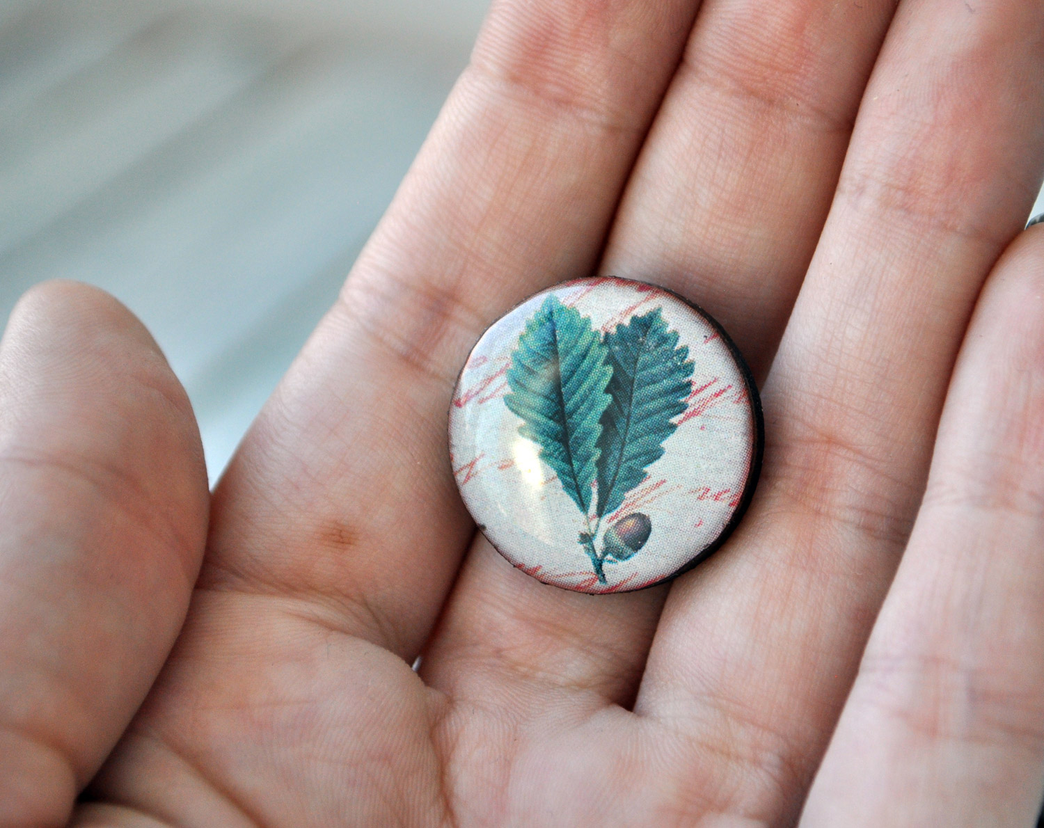 Желудь с листиками - брошь деревянная