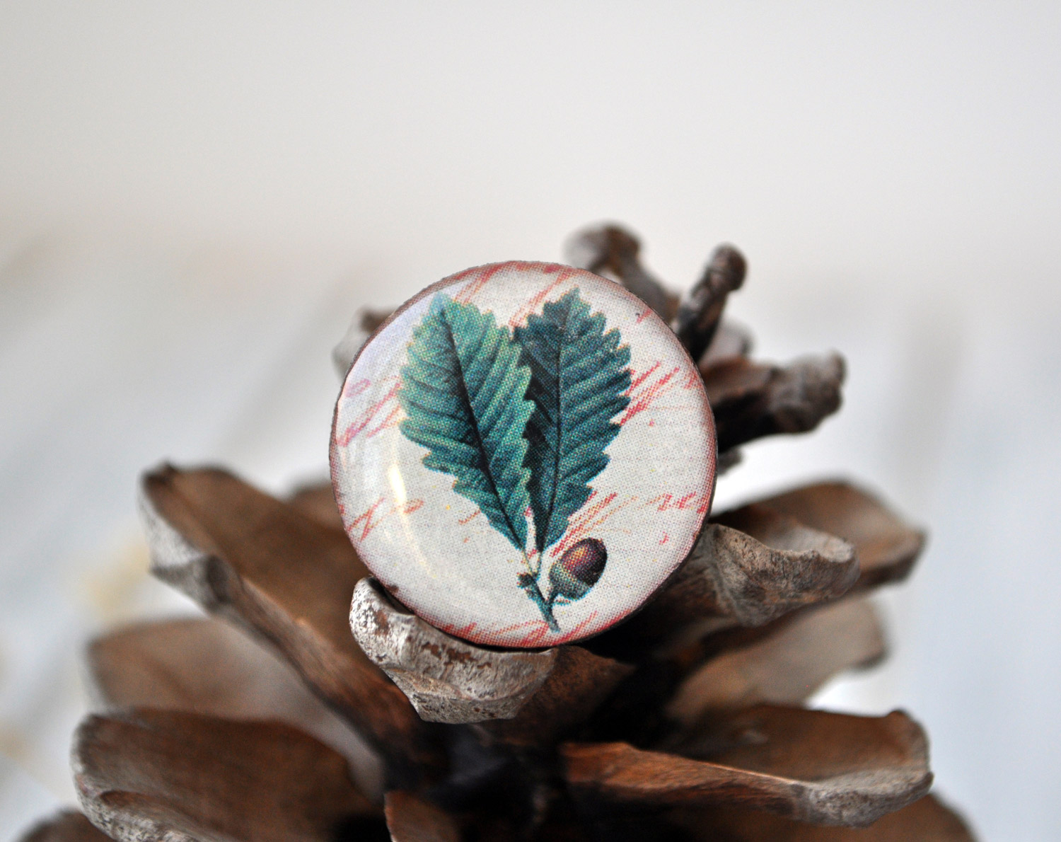 Желудь с листиками - брошь деревянная