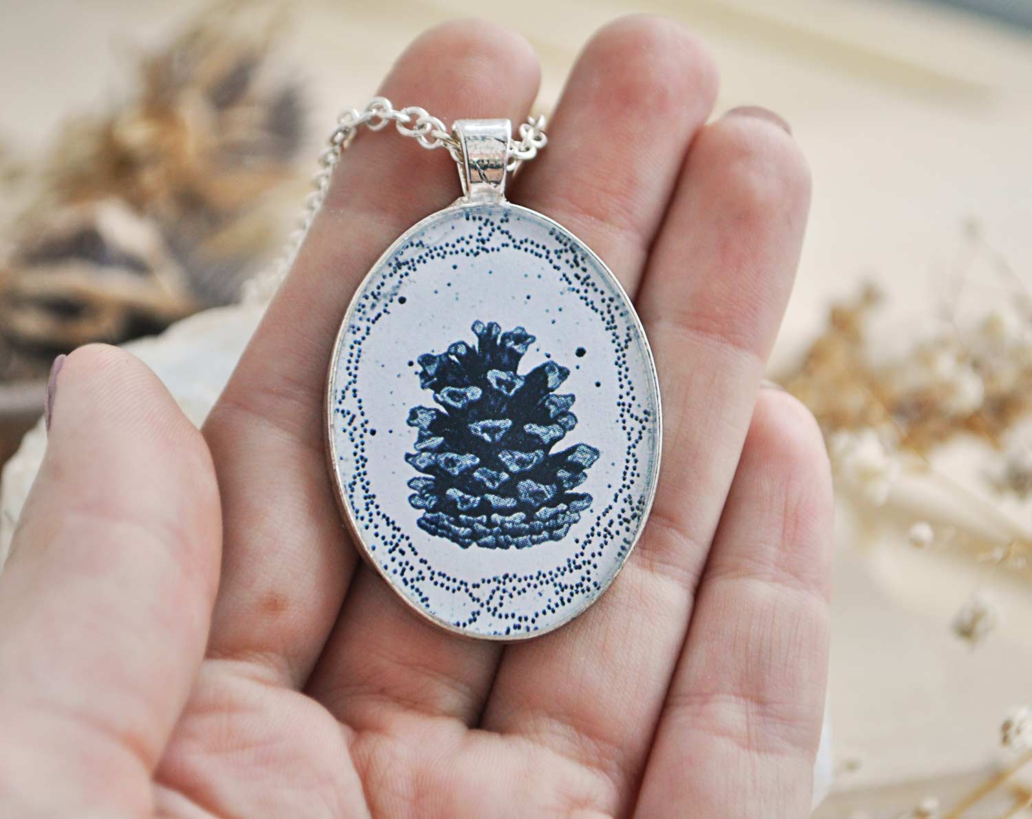 Зимняя шишка - большой винтажный кулон на длинной цепочке
