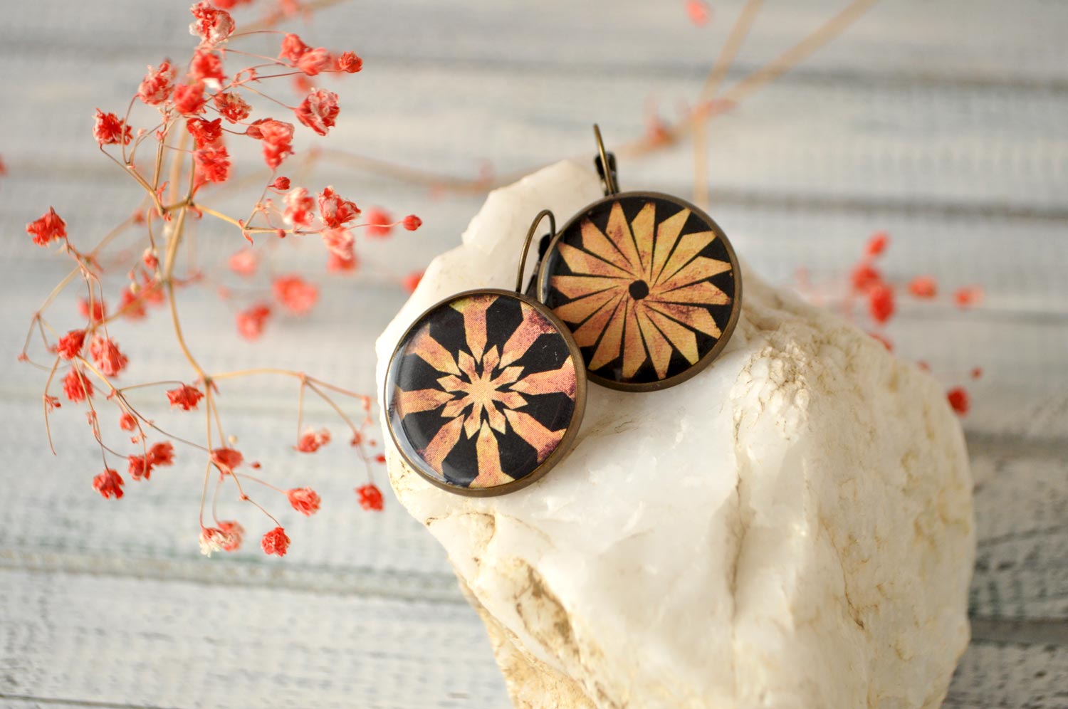 Желтая асимметрия - серьги в латунной оправе