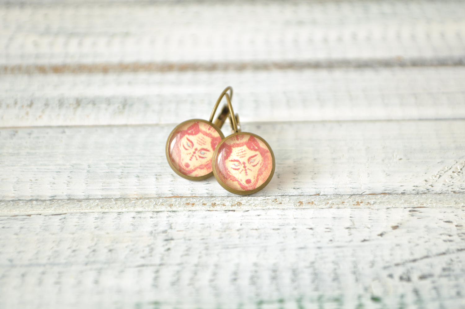 Волк шаман на желтом фоне - серьги в латунной оправе