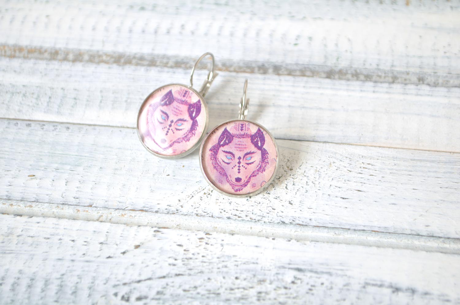 Волк шаман фиолетовый - серьги в металлической оправе