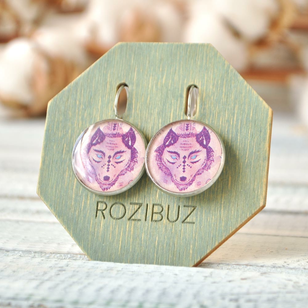 Волк шаман фиолетовый - серьги в металлической оправе