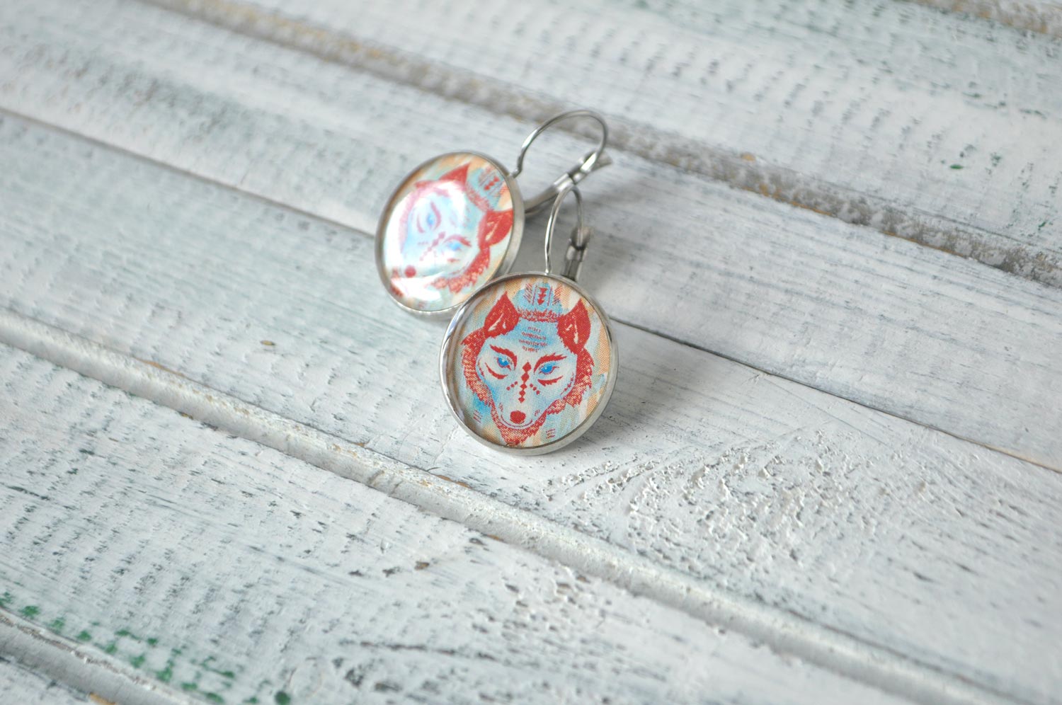 Волк на голубо оранжевом фоне - серьги в металлической оправе