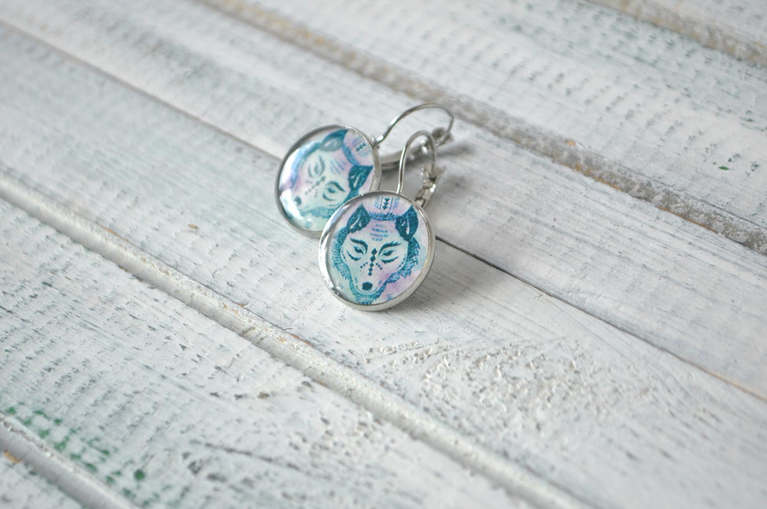 Волк шаман синий - серьги в металлической оправе