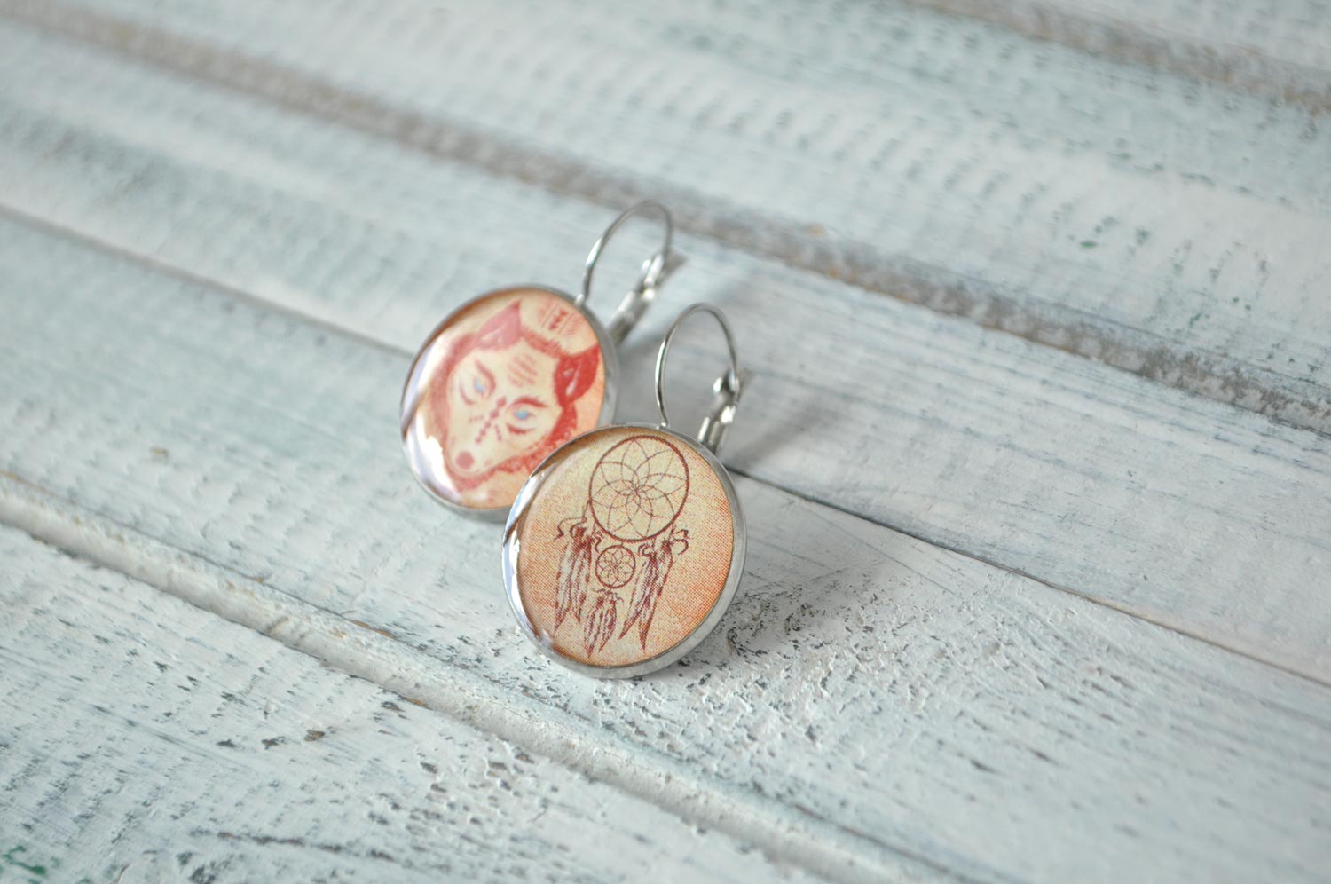 Волк и ловец снов на желтом - серьги в металлической оправе