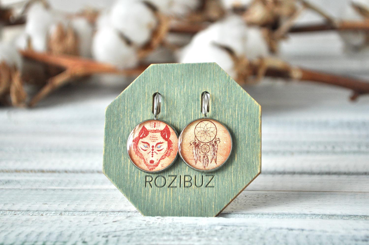 Волк и ловец снов на желтом - серьги в металлической оправе