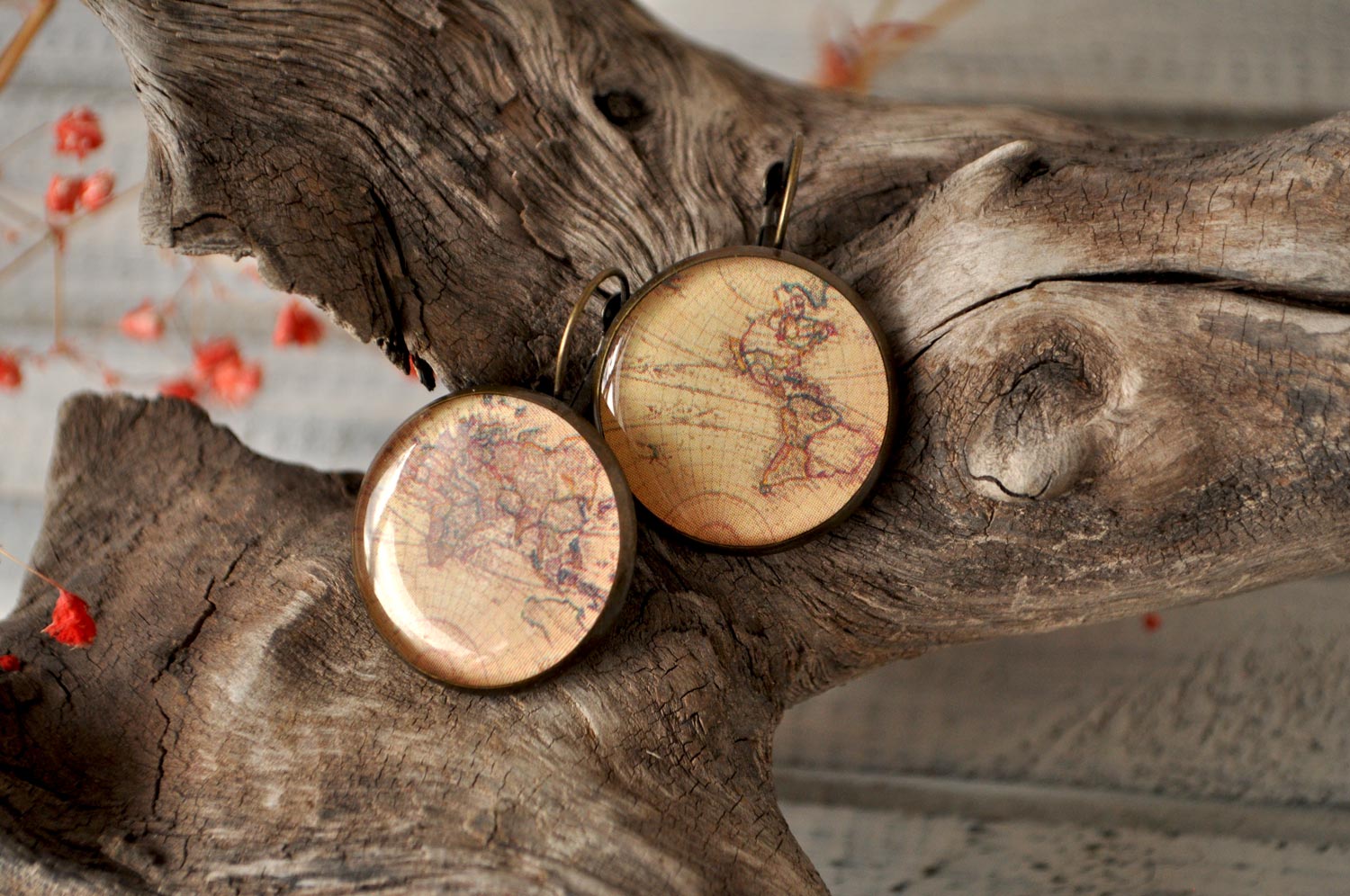 Карта мира - серьги в латунной оправе