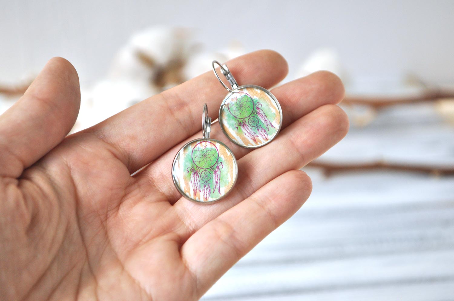 Ловец на зеленом - серьги в металлической оправе