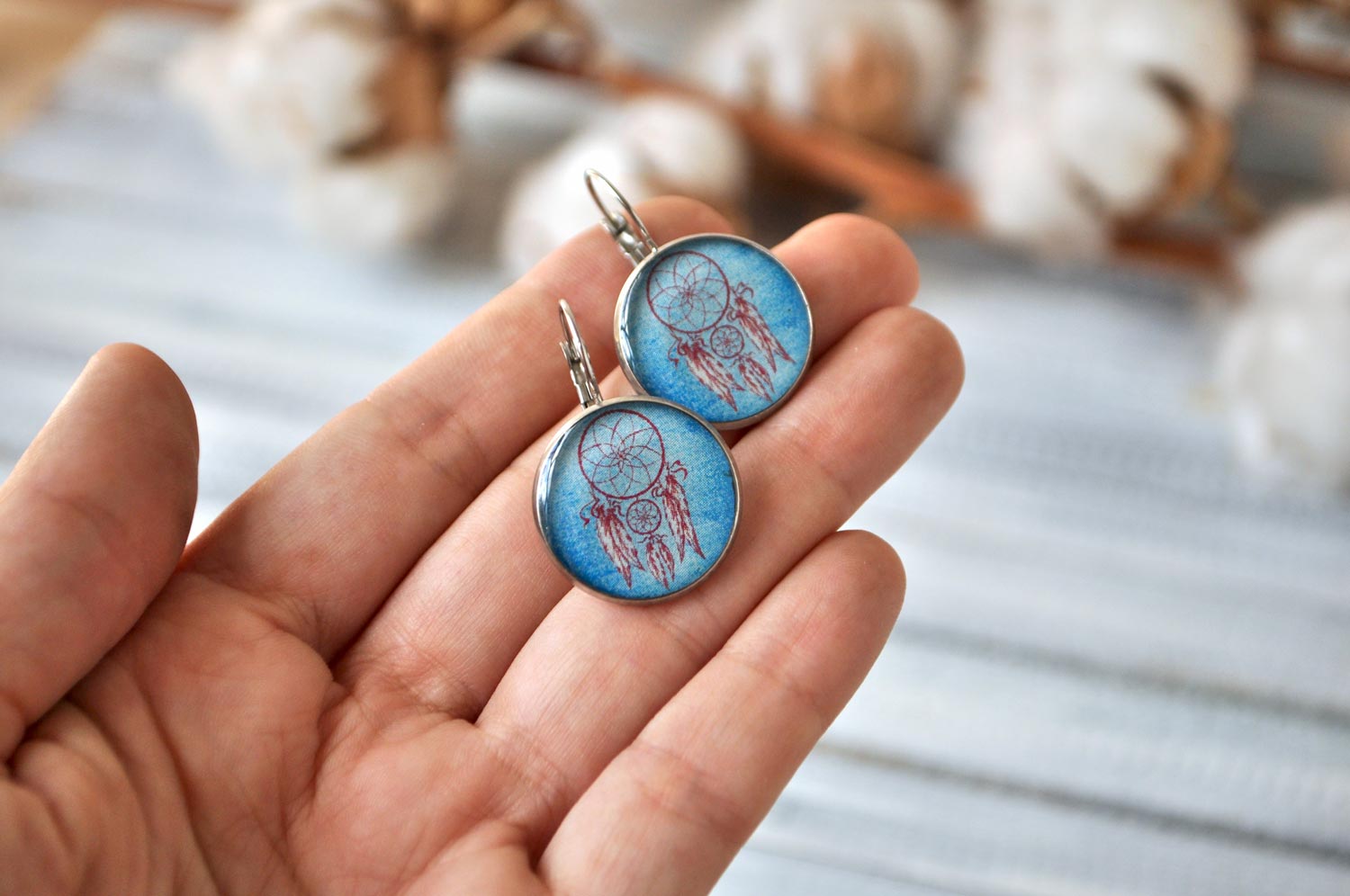 Ловец снов на голубом фоне - серьги в металлической оправе