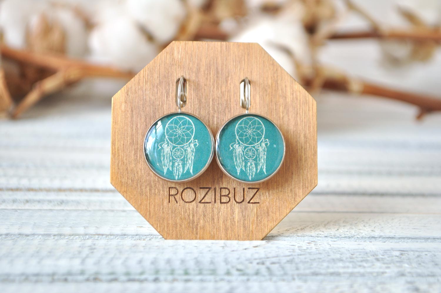 Ловец снов на бирюзовом фоне - серьги в металлической оправе