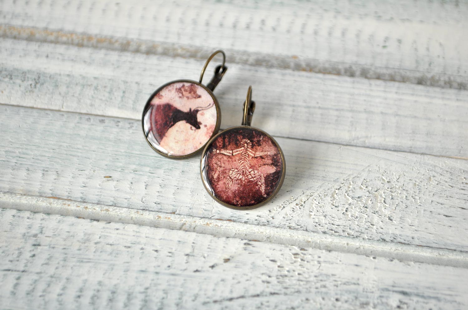 Наскальные рисунки - серьги в латунной оправе