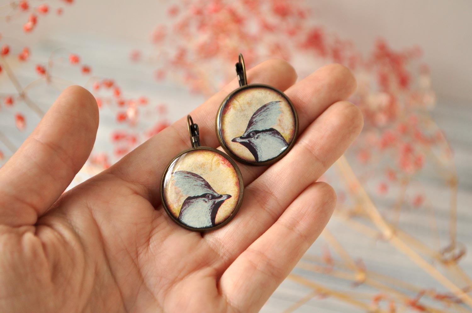 Птичка с хохолком - серьги в латунной оправе