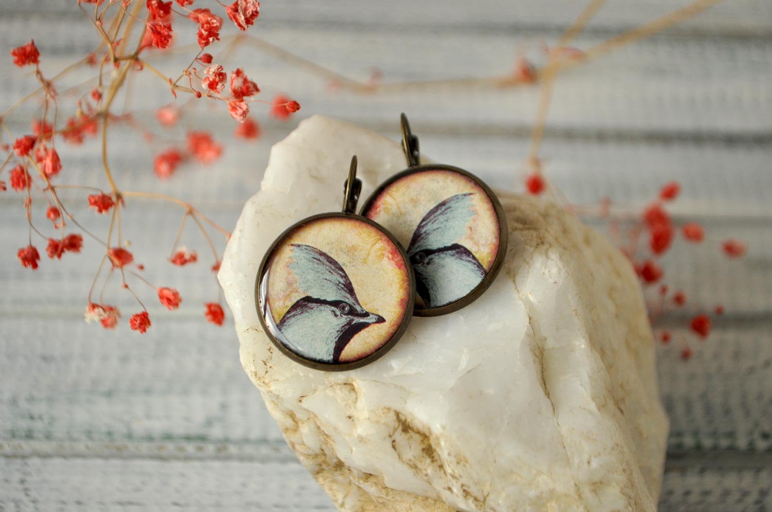 Птичка с хохолком - серьги в латунной оправе