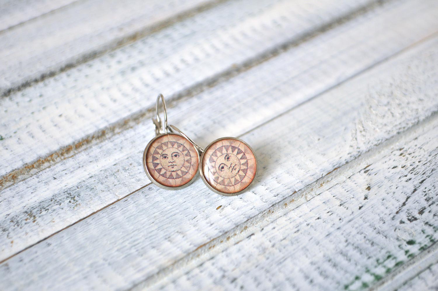 Солнце - серьги в металлической оправе