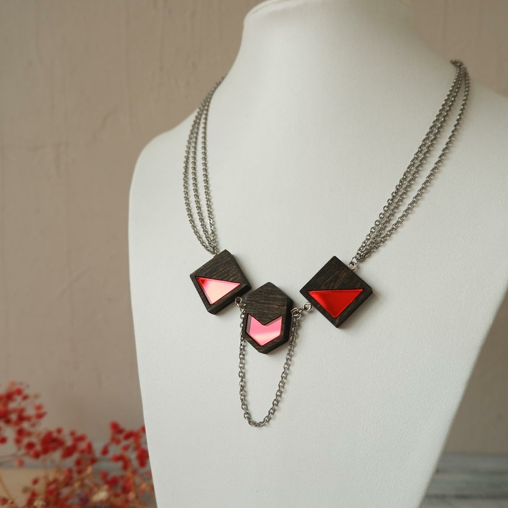 Асимметрия с квадратами на тройной цепочке - ожерелье