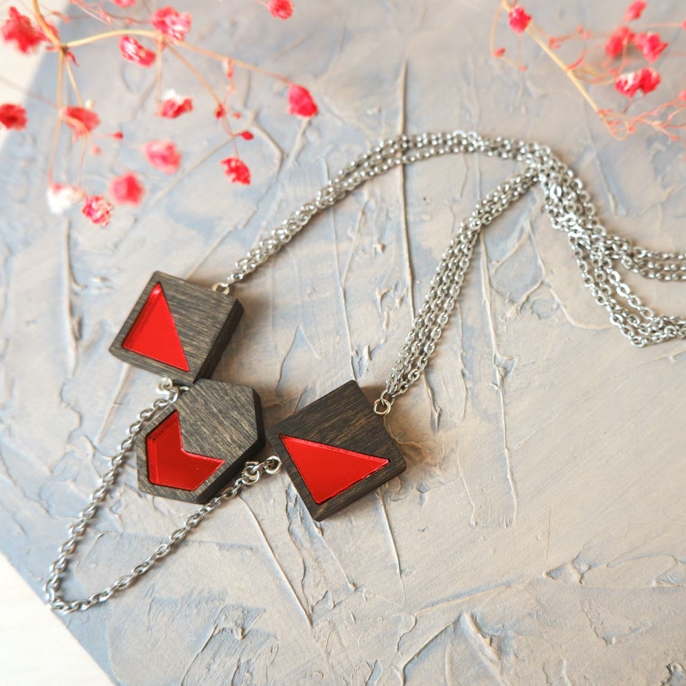 Асимметрия с квадратами на тройной цепочке - ожерелье