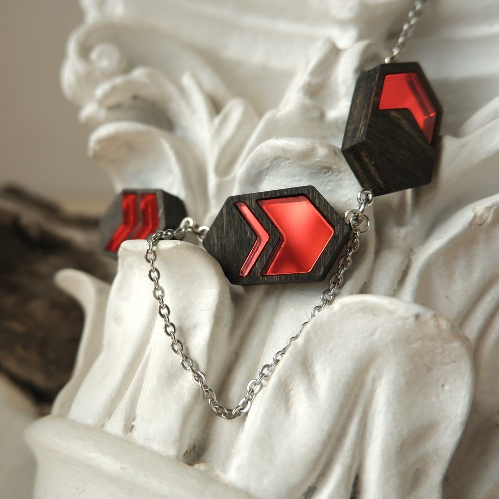 Красные стрелки с цепочкой - ожерелье