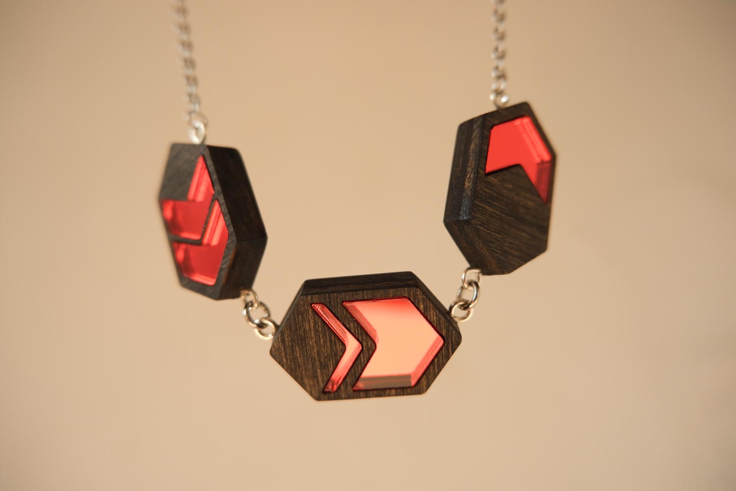 Красные стрелки - ожерелье