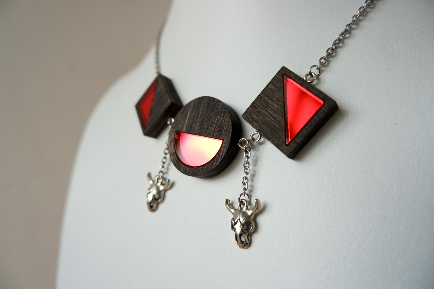 Асимметрия с черепками  - ожерелье