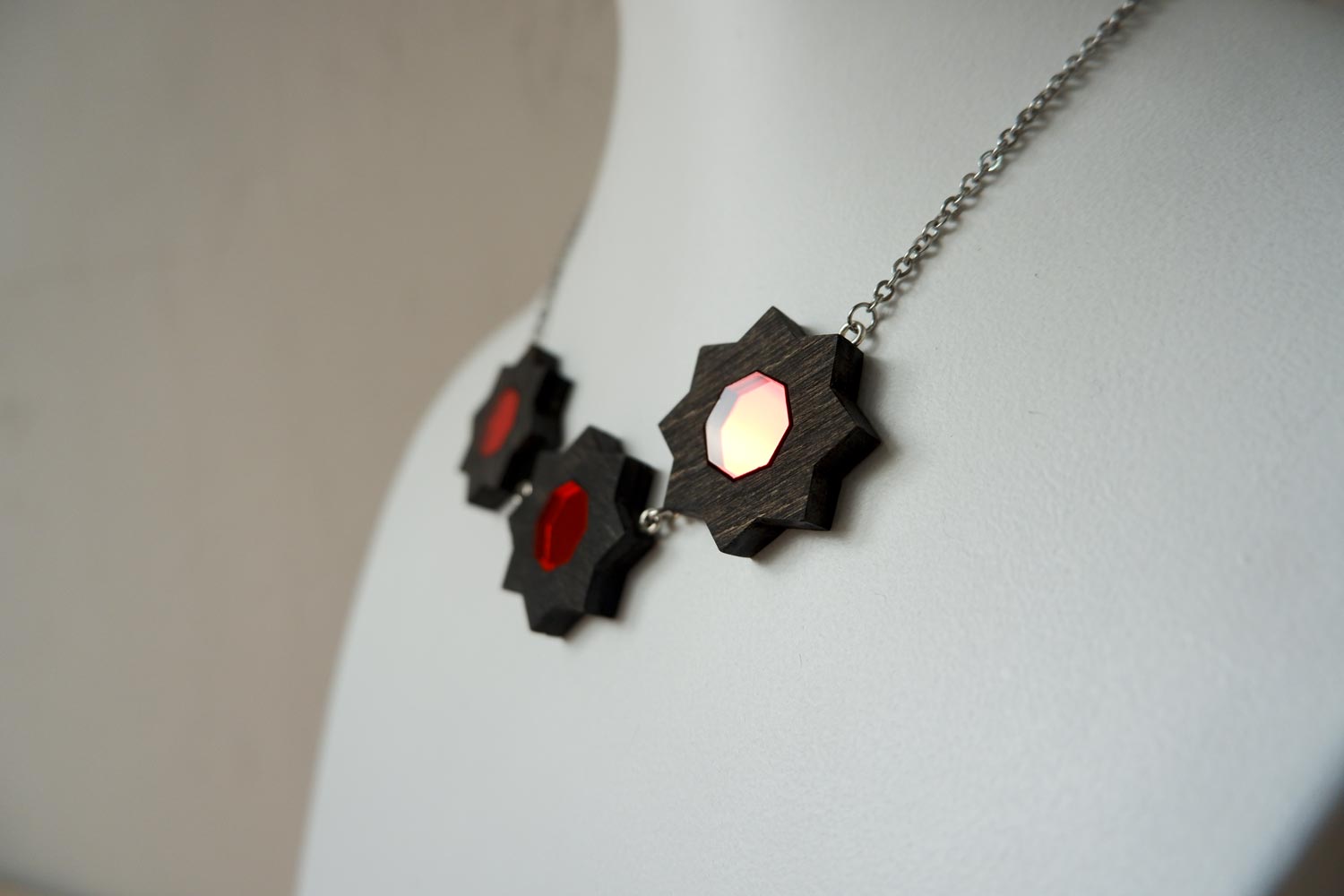 Цветы с красным ядрышком - ожерелье